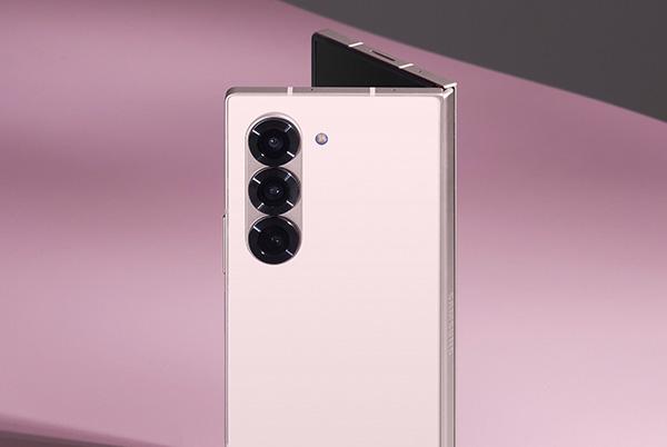 camera on pink samsung galaxy z fold6 phone with pink background