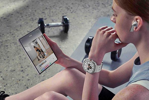 woman using circle to search feature on samsung galaxy z fold6 phone
