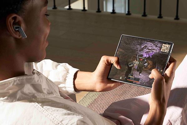 man gaming on samsung galaxy z fold6 phone