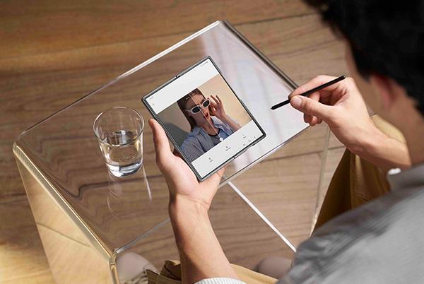 man photo editing on samsung galaxy z fold6 phone screen