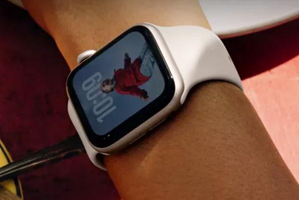 a person is wearing an apple watch se on their wrist