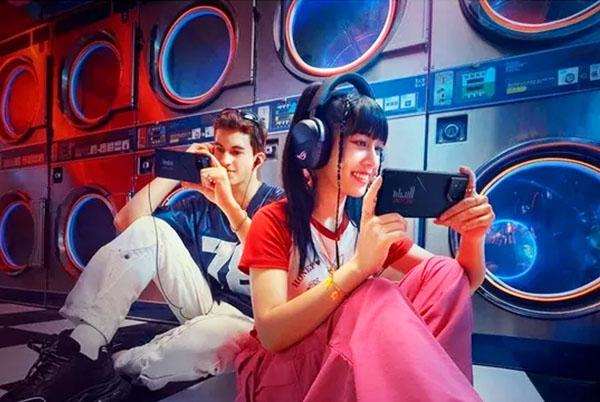 two people are playing on the ASUS ROG phone