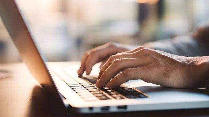 Techtalk-laptop-hands