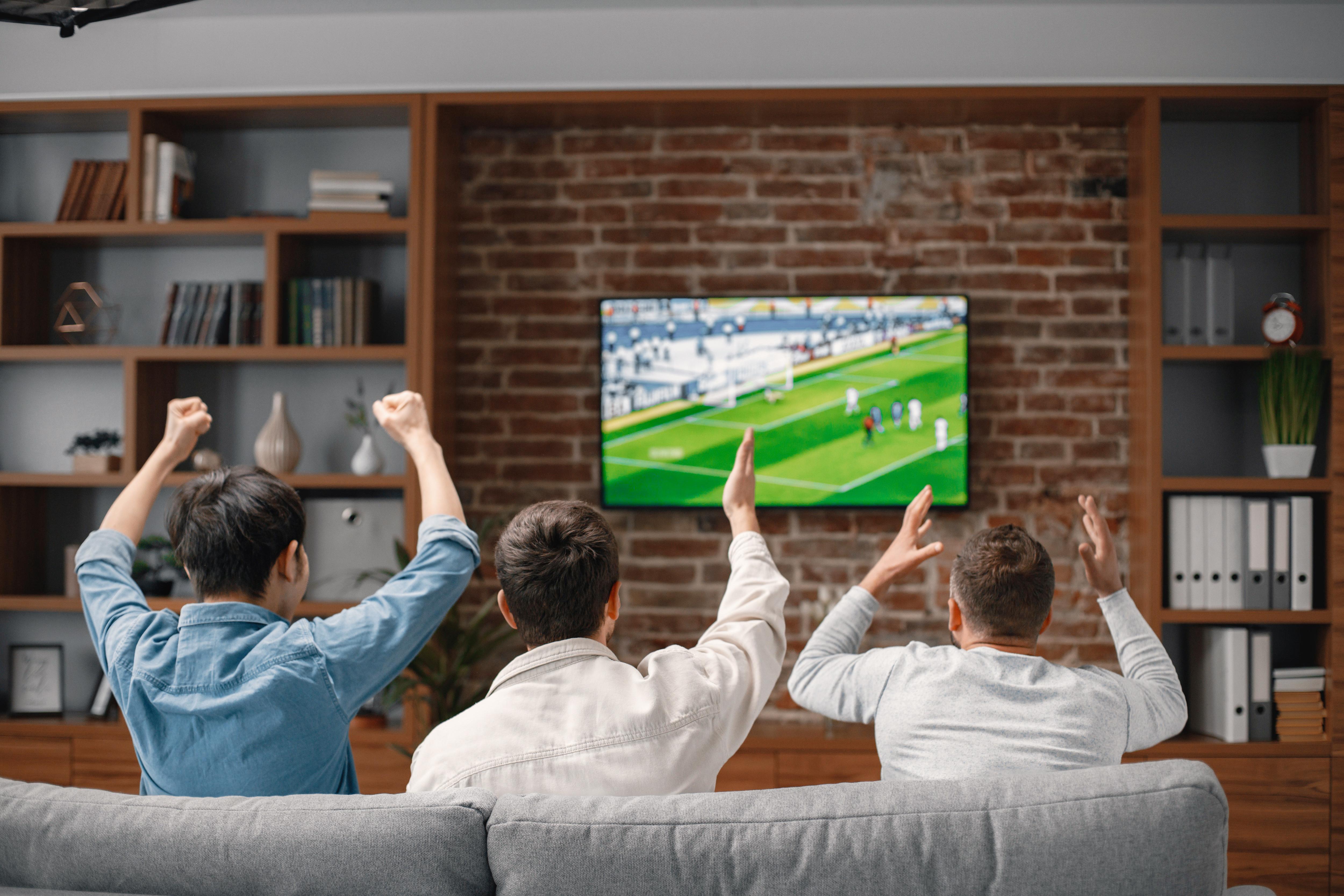 Звезды смотрят футбол. Футбол по телевизору. Парни смотрят футбол. Фото футбол по ТВ. Смотрят футбол по телевизору.