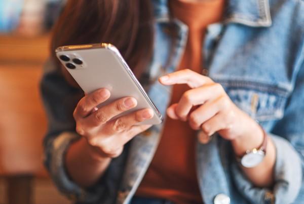 iPhone 11 girl