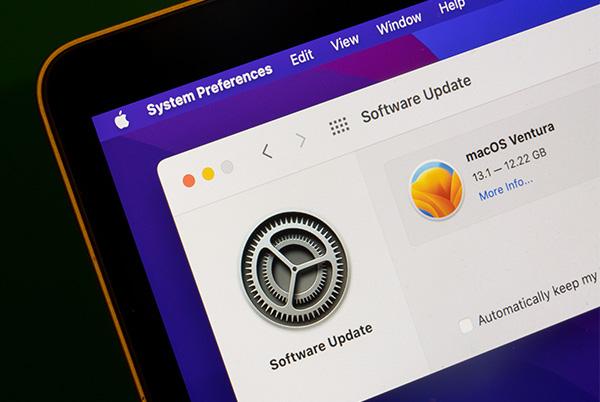 macOS software update ventura laptop screen