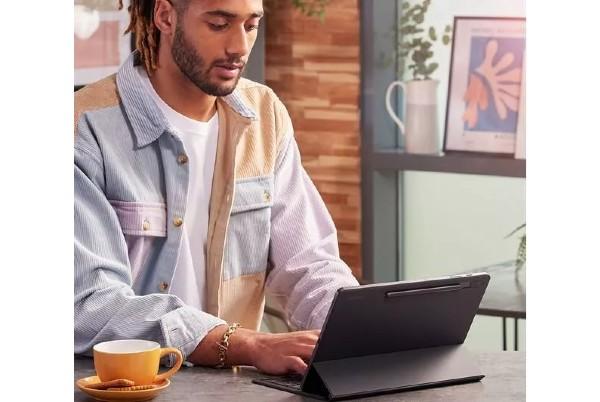 guy tablet cafe