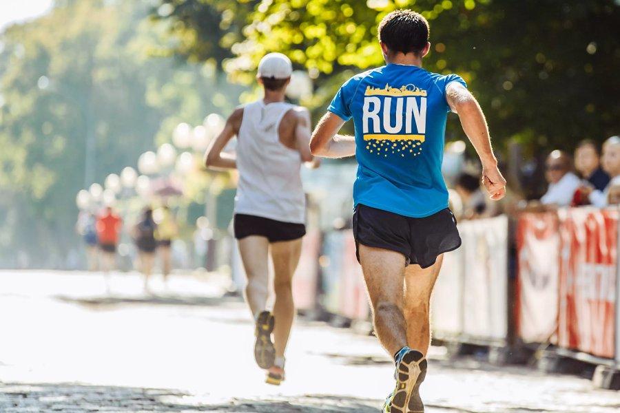 Two people running a marathon
