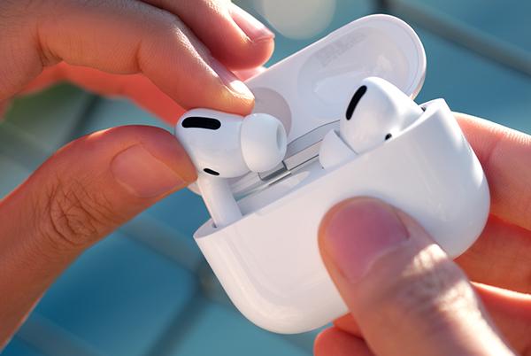 Are the outlet apple airpods waterproof