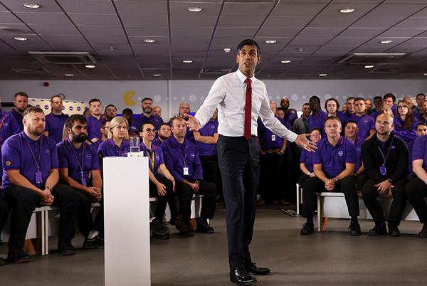 PM Rishi Sunak talks to Currys colleagues