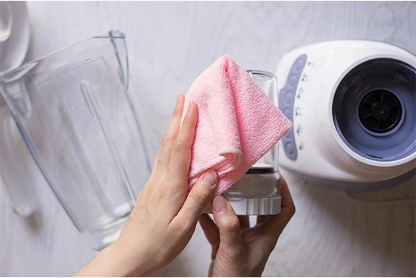 Cleaning a blender