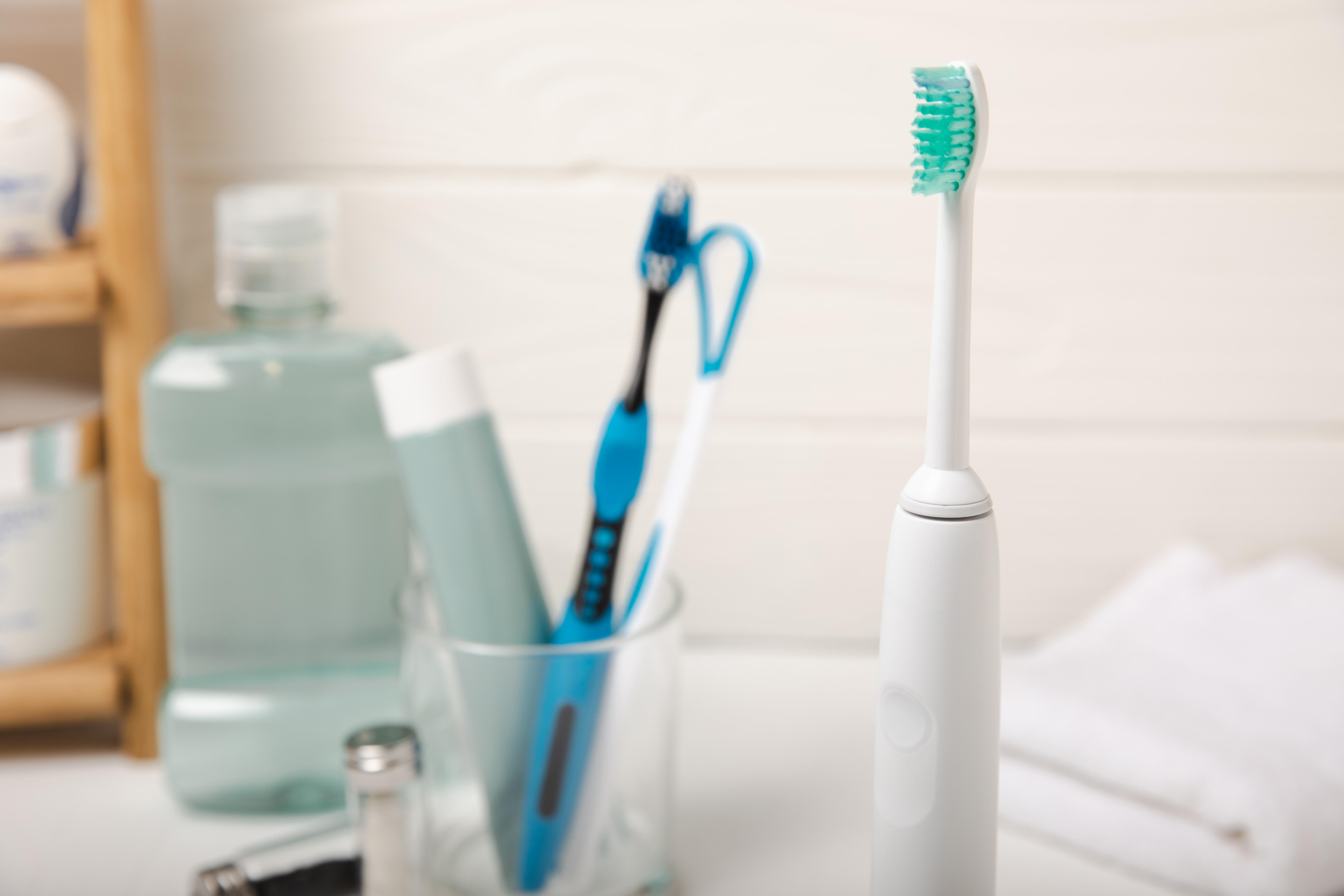 How to use an electric toothbrush Currys