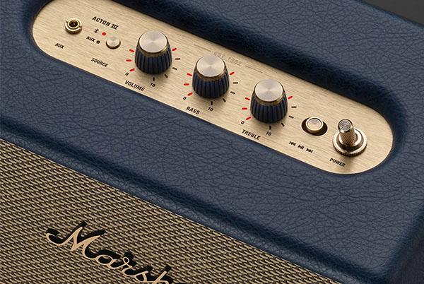a close up of a guitar amplifier with knobs and buttons