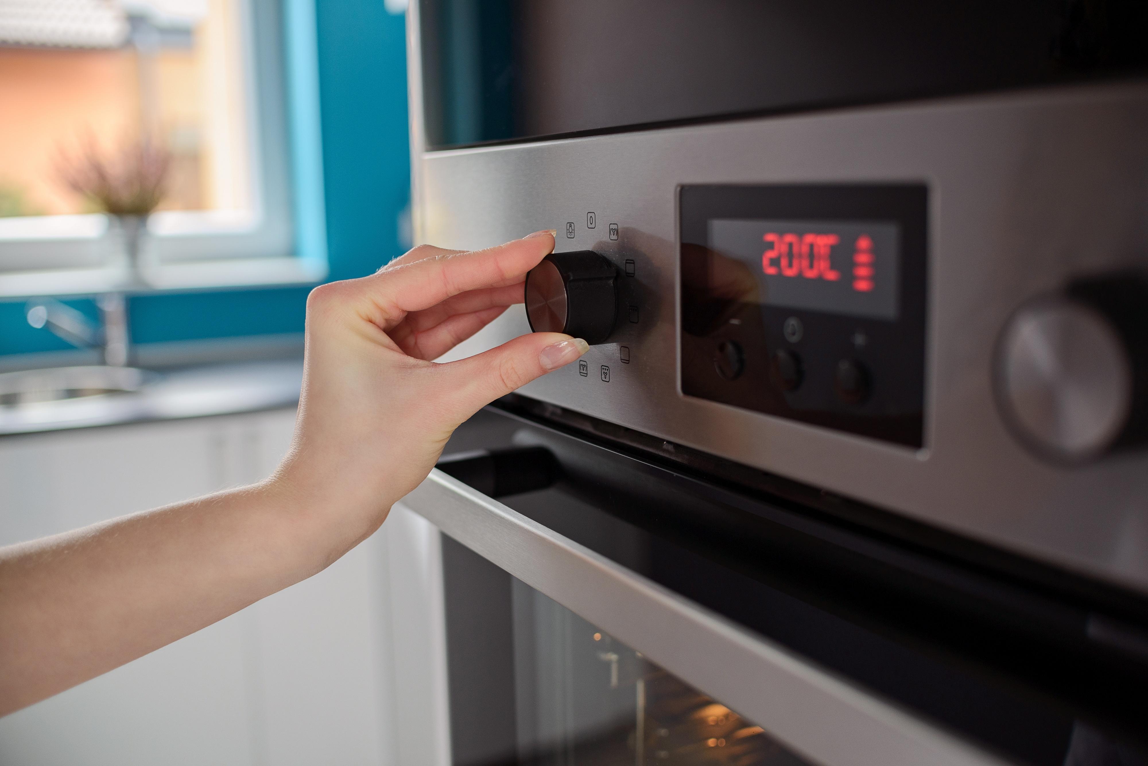 https://media.currys.biz/i/currysprod/techtalk-oven-temp-guide-hero