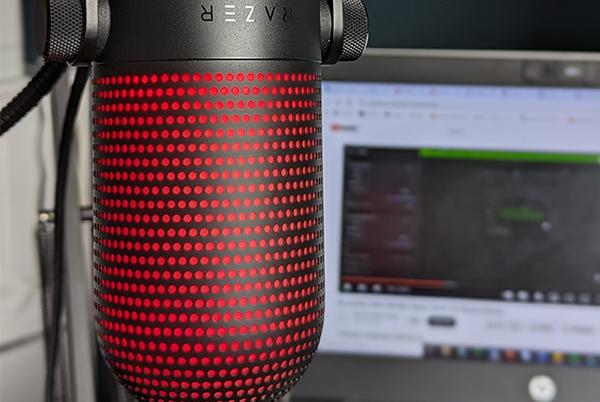Razr Seiren V3 microphone next to a laptop