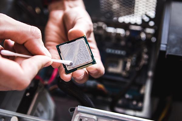 Removing thermal paste
