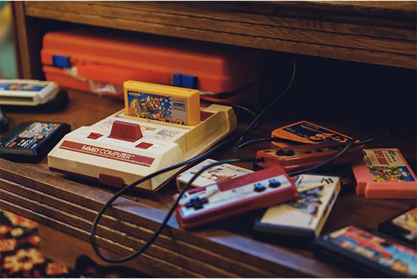 a bunch of old nintendo games are on a wooden table