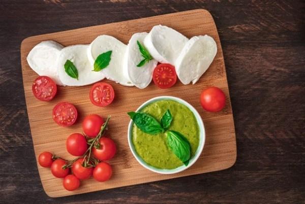 tomato pesto mozzarella